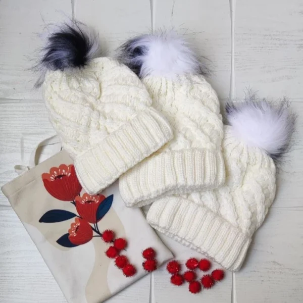 کلاه بافت پومدار